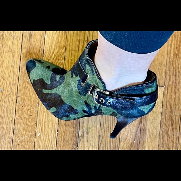 Nine West pony hair & leather camouflage- print bootie size 6 M - Picture 10 of 10